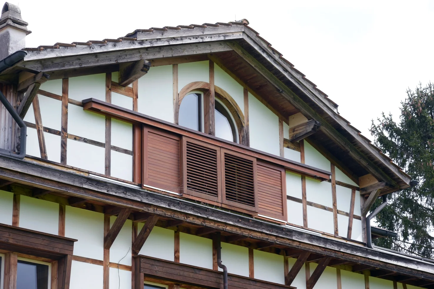 Holzlamellenstoren Referenzen Galerie 2000x1333 02 min Kaltbrunn