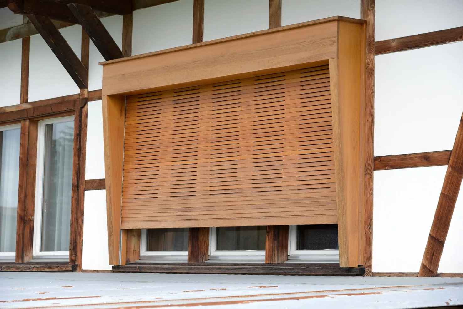 Holzlamellenstoren Referenzen Galerie 2000x1333 04 min Kaltbrunn