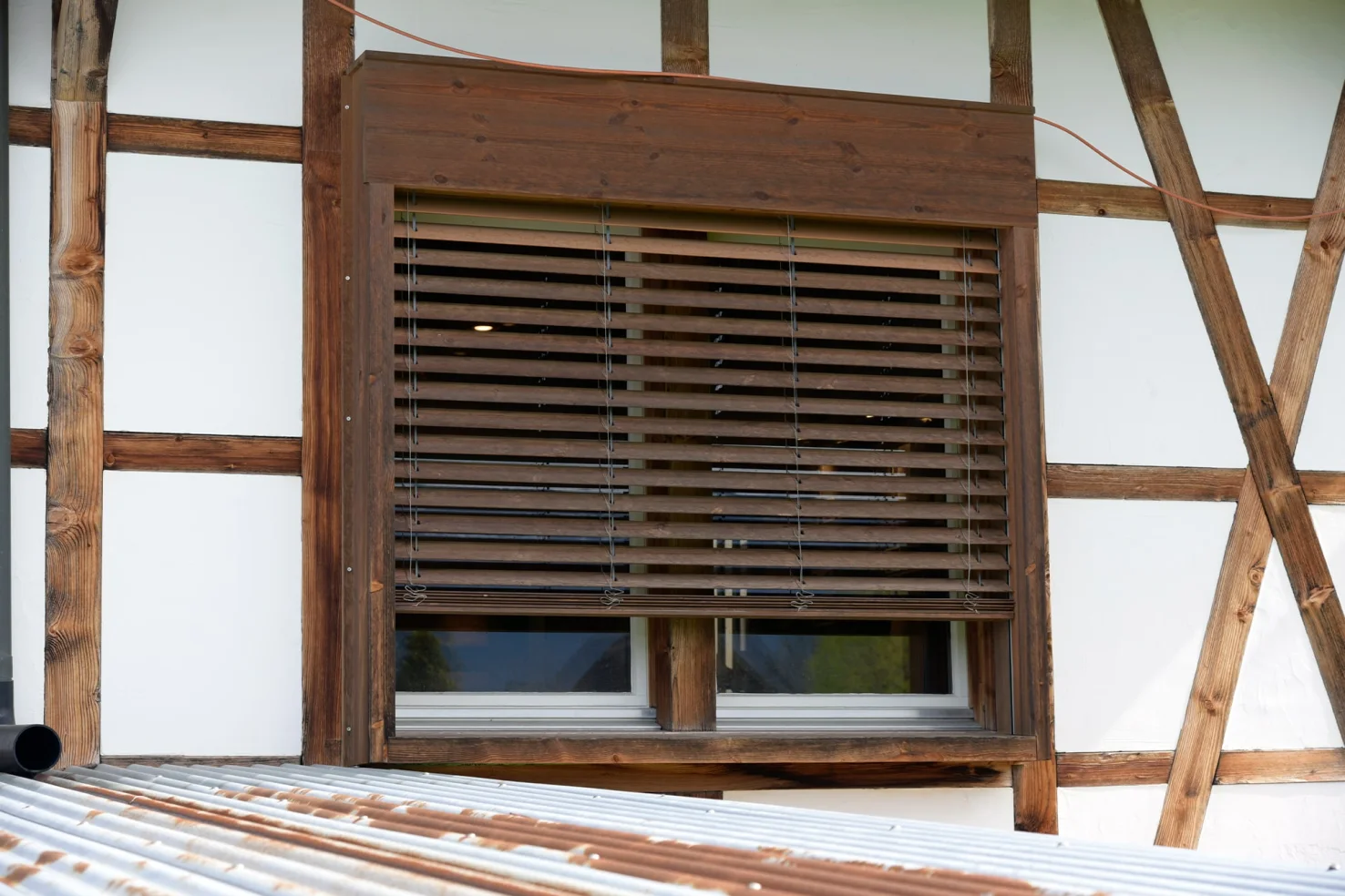 Holzlamellenstoren Referenzen Galerie 2000x1333 05 min Kaltbrunn