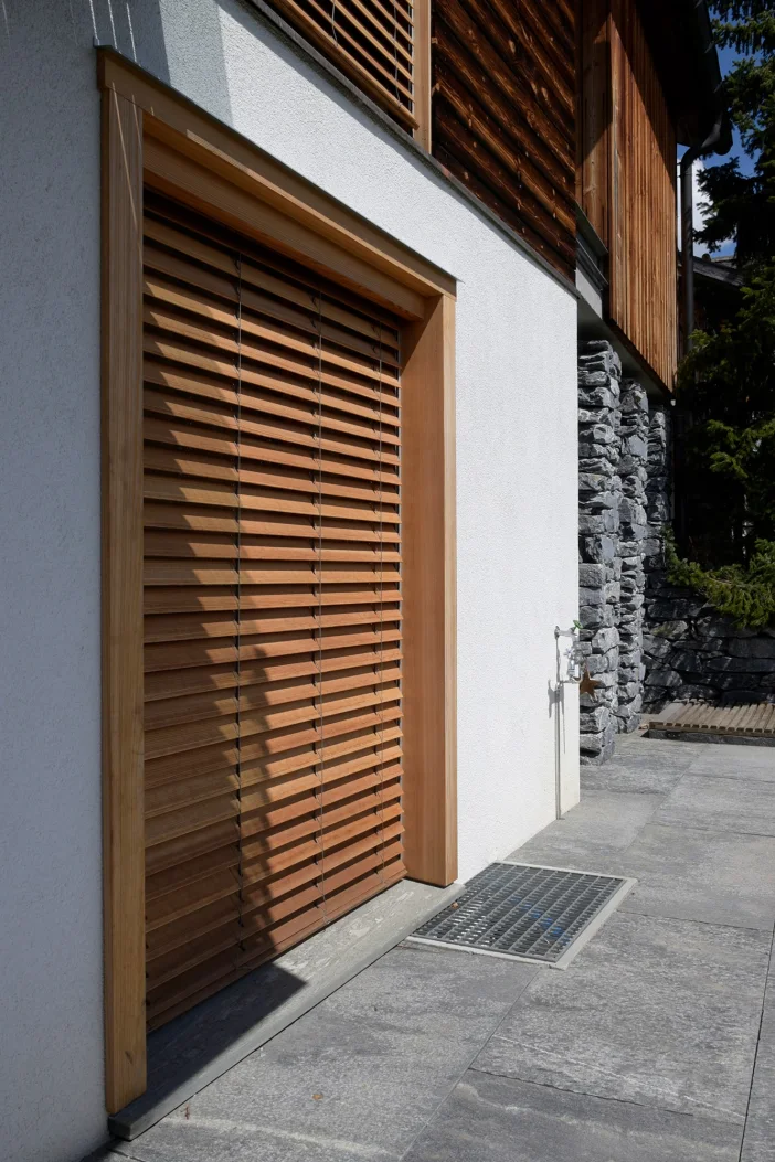 Holzlamellenstoren Referenzen Galerie hoch 1333x2000 01 min Falera