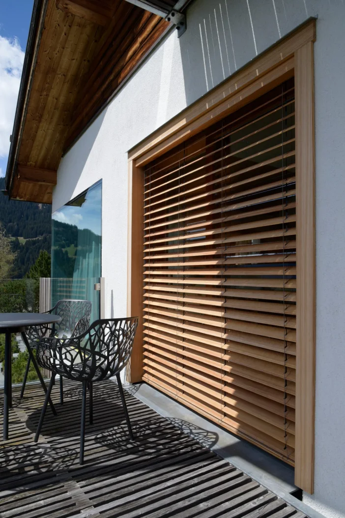 Holzlamellenstoren Referenzen Galerie hoch 1333x2000 02 min Falera