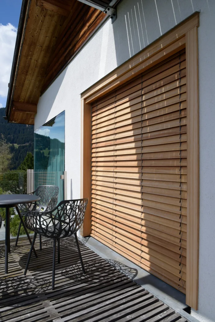Holzlamellenstoren Referenzen Galerie hoch 1333x2000 03 min Falera