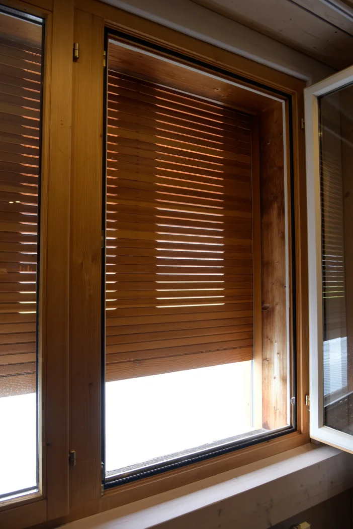 Holzlamellenstoren Referenzen Galerie hoch 1333x2000 03 min Kaltbrunn