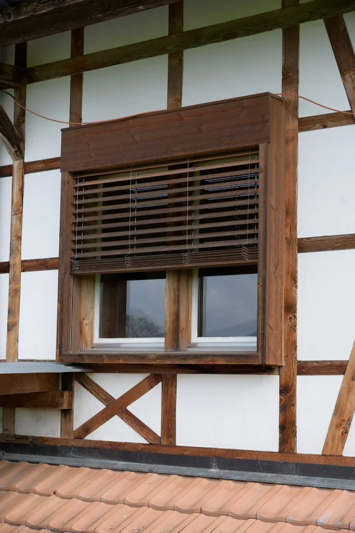 Holzlamellenstoren Referenzen Galerie hoch 1333x2000 04 min Kaltbrunn